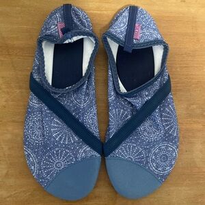 Fitkicks LIKE NEW women's 9 slip on water shoe quick dry barefoot active beach